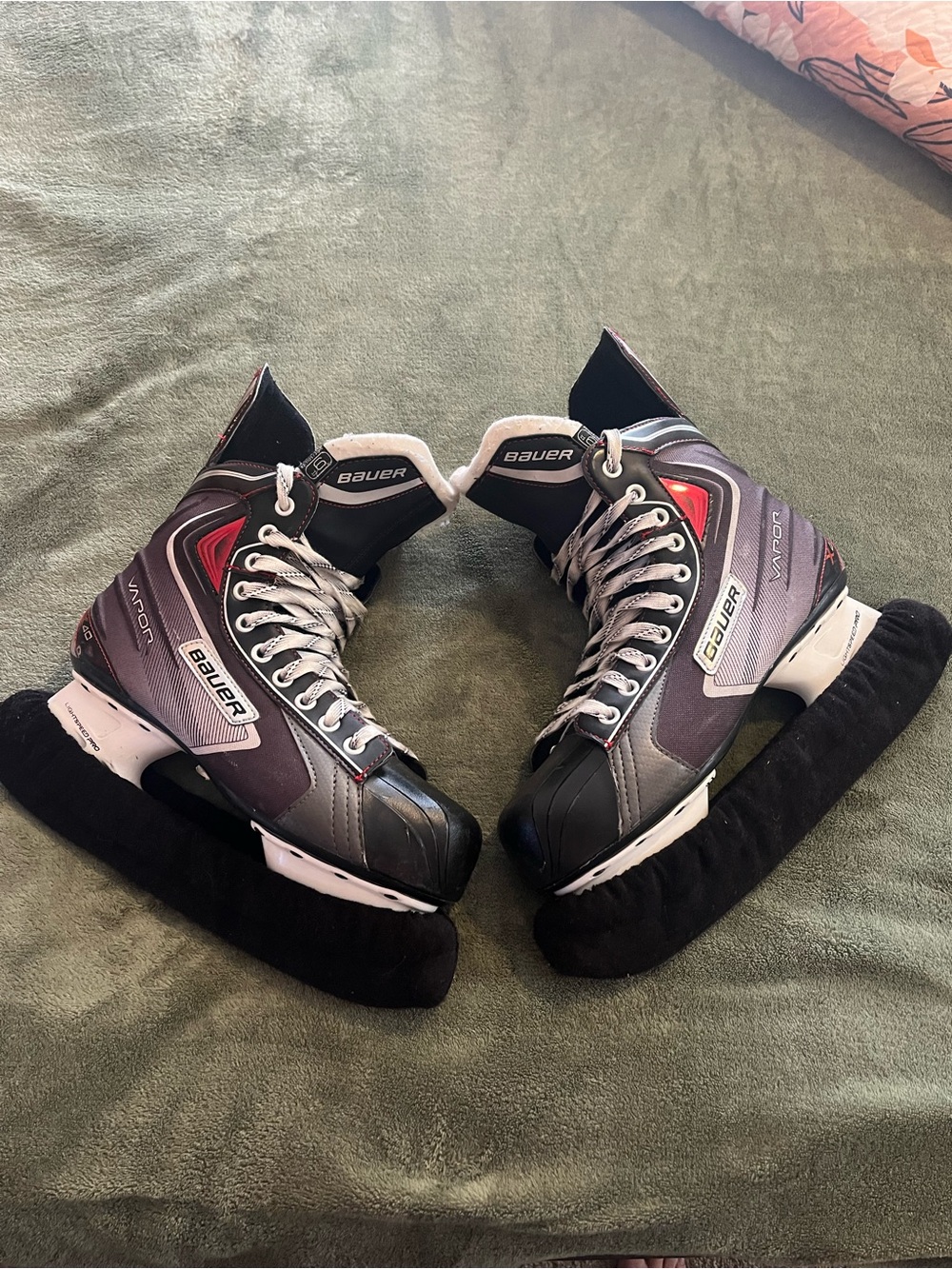 Bauer Vapor X40 Black, Gray, Red Men’s size 10.5 Ice Hockey Skates